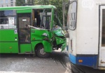 На Салтовке маршрутка врезалась в троллейбус, пострадали 6 человек