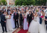 В Харькове - свадебный рекорд. 24 пары одновременно расписались под открытым небом