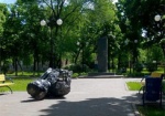 В Харькове активизировались вандалы. За сутки в городе снесли 3 монумента советским деятелям