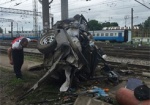 На Харьковщине электровоз раздавил авто