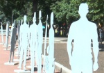 В саду Шевченко появилась арт-инсталляция «Невидимые». Экспозиция посвящена проблеме торговли людьми
