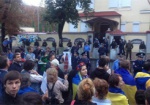 Харьковские активисты закидали яйцами и зеленкой консульство РФ