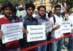 «Защитите иностранных студентов». На площади Конституции прошел митинг