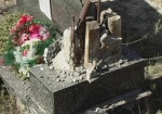 На Харьковщине задержали вандалов, которые разрушали памятники на кладбище