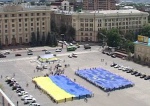 На площади Свободы развернули рекордные по масштабам флаги Украины и ЕС
