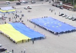 В центре Харькова развернули рекордные по масштабам флаги Украины и Евросоюза