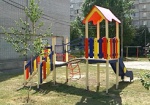 В Харькове ремонтируют детские площадки, которые ломают взрослые
