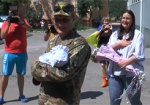 Пополнение в семье героя ВСУ. В Харькове поздравили бойца АТО, ставшего отцом в четвертый раз