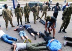 Активисты в балаклавах разгромили игровой салон на Южном вокзале