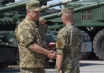 Президент Петр Порошенко передал военным самую большую в истории Украины партию техники