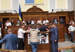 Заседание парламента перенесли на 12:00, под зданием ВР - пикет