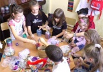 Банка радости с сюрпризом. Дети и взрослые готовят подарки малышам АТО