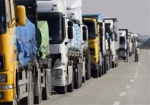 На границе с Крымом остаются более 70 грузовиков