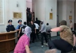 Сессия горсовета возобновилась, в здание мэрии пытались прорваться активисты
