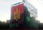 На постамент памятника Ленину повесили красно-черный флаг с гербом Украины