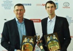 Харьковский легкоатлет и его отец-тренер получили награды от НОК