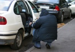 На Харьковщине рецидивист обокрал автомобили на 60 тысяч гривен