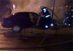 ДТП на Сумской: Mercedes врезался в светофор и загорелся