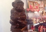 Огромную шоколадную обезьяну изготовили харьковские кондитеры