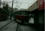 В Харькове трамвай сошел с рельсов и врезался в остановку