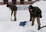 Харьковские курсанты помогают убирать снег