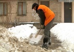 Около 380 коммунальщиков продолжают расчищать Харьков от снега
