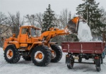 Харьков расчищают от снега с помощью тракторов и самосвалов