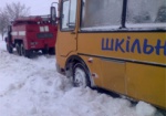 В Харьковской области застрял в снегу школьный автобус с детьми
