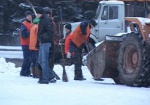 Харьков расчищают от снега около 300 коммунальщиков