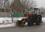 В области расчищают от снега остановки транспорта и спускают воду с дорог