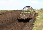 За год Украина оборудовала 230 км противотанковых рвов на границе с РФ