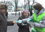 Сегодня в Харькове активисты раздавали маски для защиты от гриппа