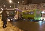 На Героев Сталинграда не разминулись маршрутка и троллейбус
