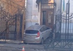В Харькове иномарка влетела в здание олимпийского комитета