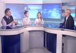Валерий Лейко, ведущий эксперт БФ «Забота», Влад Келып и Дарина Гапотченко дети-волонтеры