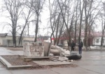 На Харьковщине свалили памятник Ленину и Карлу Марксу