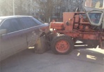В Харькове трактор врезался в иномарку