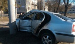 Утром автомобиль Шкода Октавия врезался в столб из-за гололеда