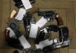 Харьковчане продолжают сдавать оружие в полицию