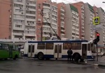 В Харькове троллейбус задел светофор и столкнулся с Mercedes