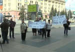Жители Змиевского района сегодня пикетировали облсовет, просили решить земельный вопрос