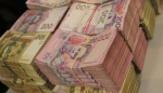 Украинцы держат деньги на депозитах, а валюту забирают из банков