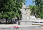 Неизвестные разрисовали памятник у братской могилы во Фрунзенском районе