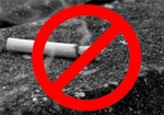 Харьковчане предлагают штрафовать курильщиков, бросающих окурки не в урны