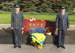 Памятный знак Киева у стен Кремля украсили цветами из посольства Украины