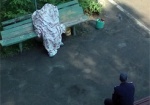 В Харькове обнаружили сидящий на скамейке труп
