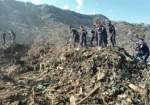 Спасателей, которых привалило мусором на свалке под Львовом, все еще ищут