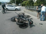 Мотоциклист попал под колеса автомобиля
