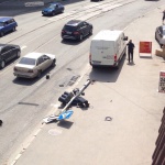 На Московском проспекте микроавтобус повалил светофор