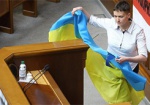 Савченко получила первую зарплату в парламенте